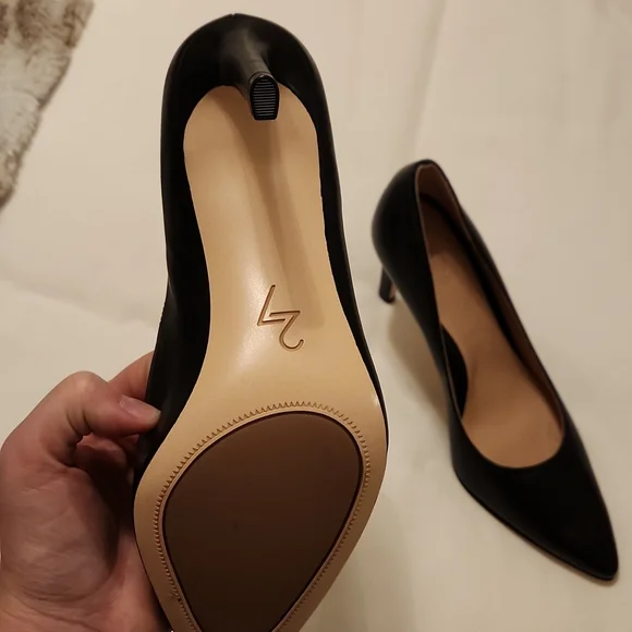 27 Edit Black Pumps - Picture 3 of 5